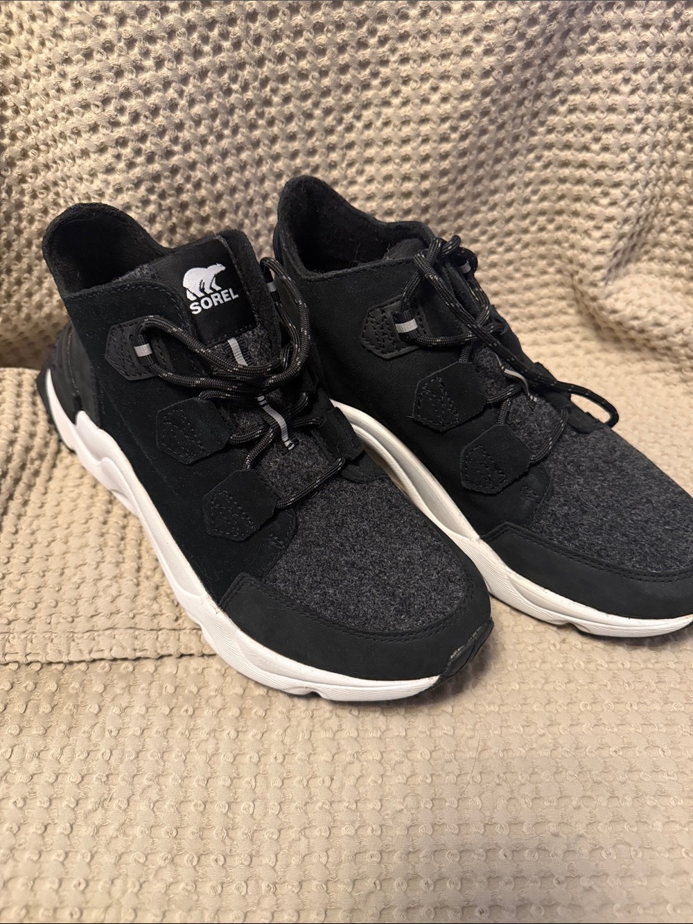 Kinetic Caribou Sorel Black and Gray Mixed-Material Women's Sneakers